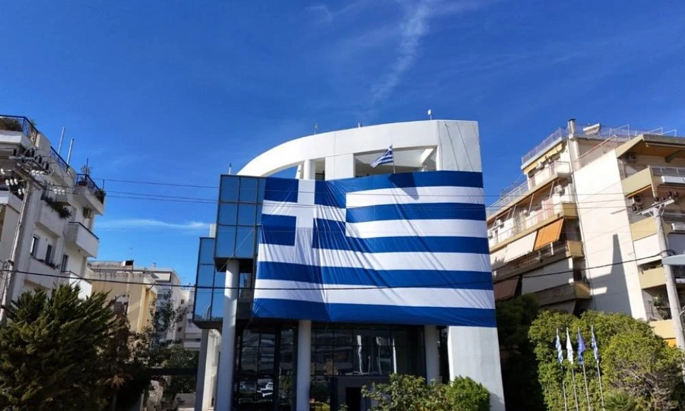 Γλυφάδα: Το δημαρχείο «ντύθηκε» στα γαλανόλευκα ενόψει της 28ης Οκτωβρίου